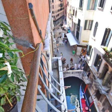 Ai Bareteri Luxury Canal View Venedig Eksteriør billede