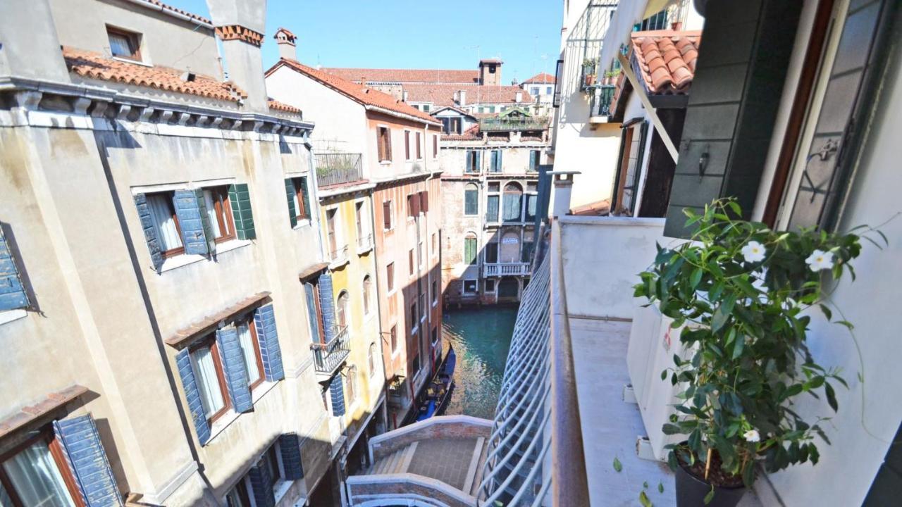 Ai Bareteri Luxury Canal View Venedig Eksteriør billede