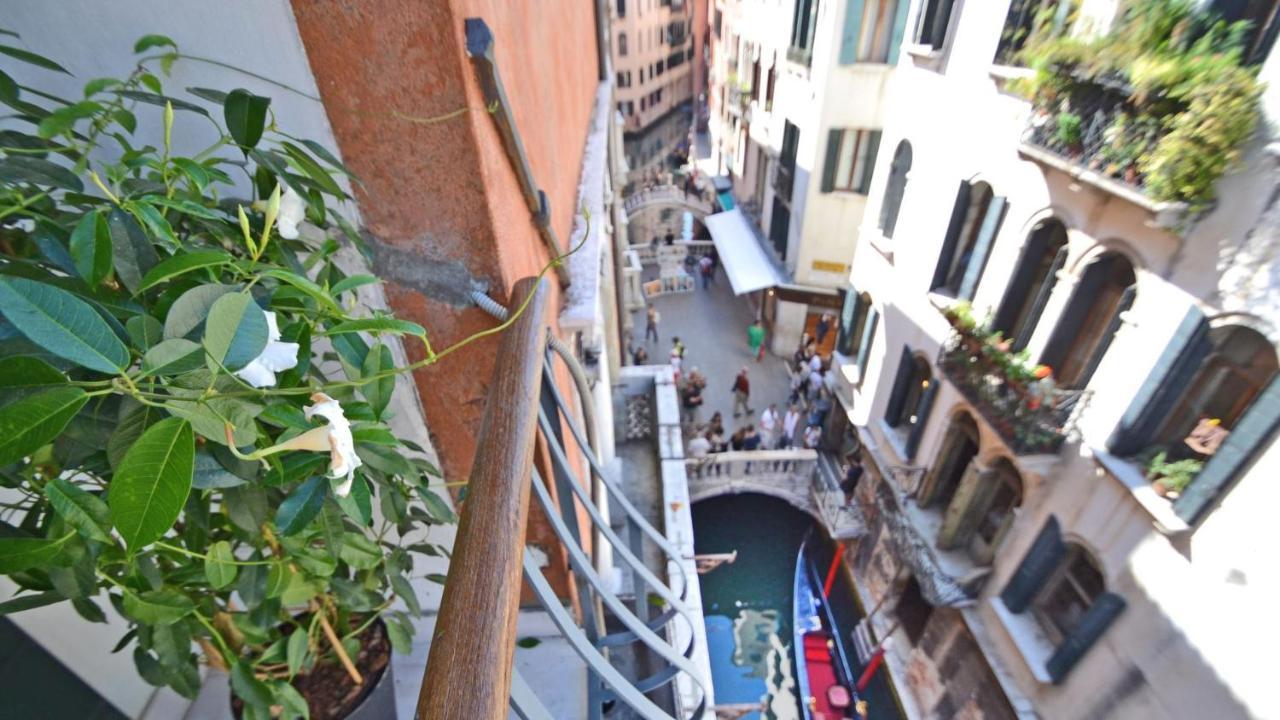 Ai Bareteri Luxury Canal View Venedig Eksteriør billede