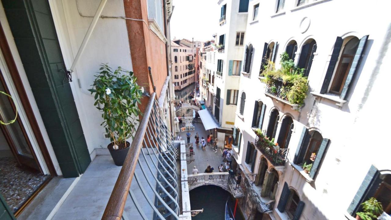 Ai Bareteri Luxury Canal View Venedig Eksteriør billede