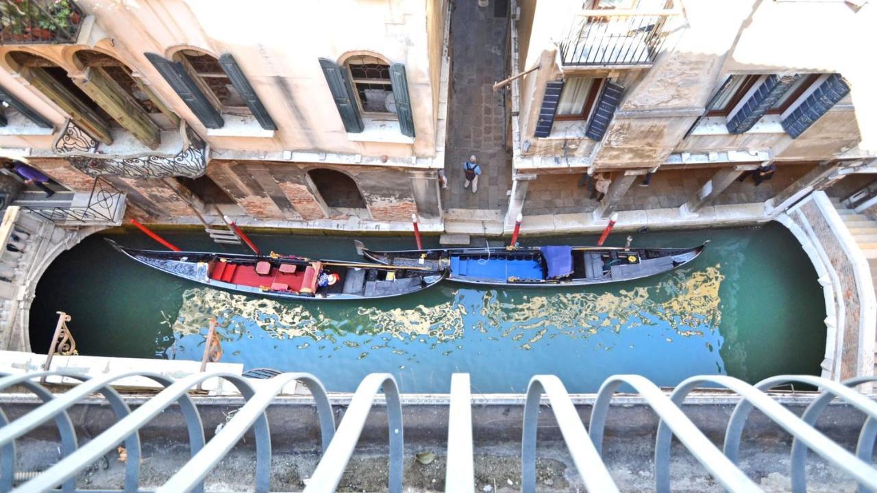 Ai Bareteri Luxury Canal View Venedig Eksteriør billede